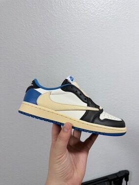 Jordan retro 1 low fragment x Travis